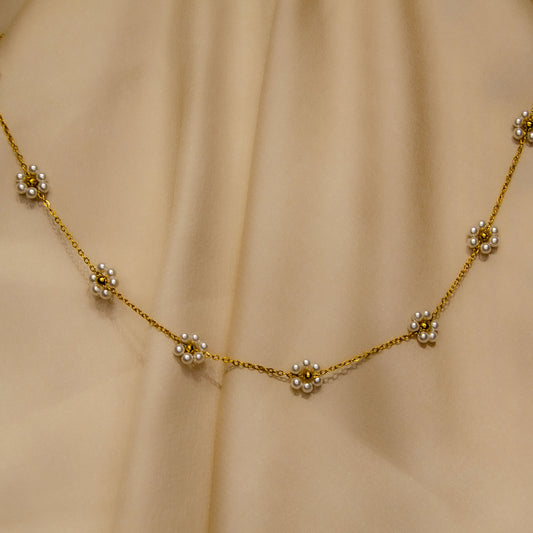 White Daisy Neckalce